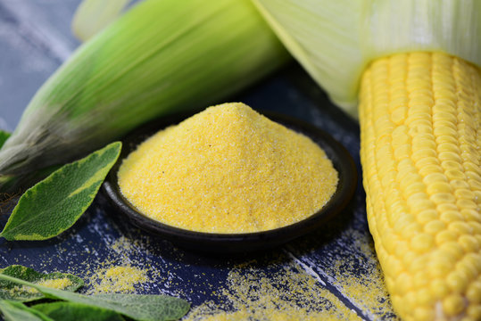 Maismehl und frische Maiskolben