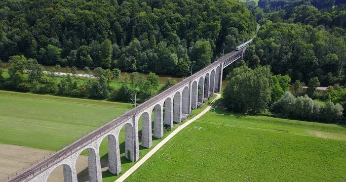Eisenbahnviadukt im Flug