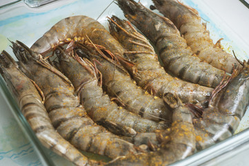 préparation de gambas avec des épices