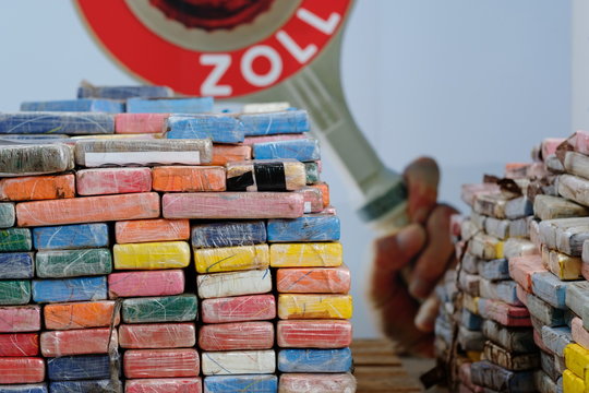 Zoll findet geschmuggelte Drogen, Kokain