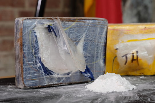 Zoll pr&auml;sentiert sichergestellte Drogen Kokain