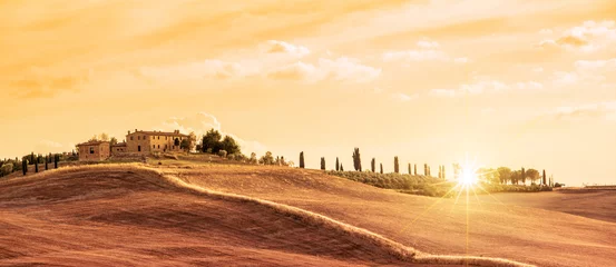 Fototapete Toscane Schöne typische Panoramalandschaft der Toskana bei Sonnenuntergang, Italien