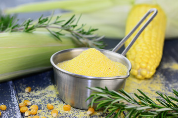 Polenta und Maiskolben