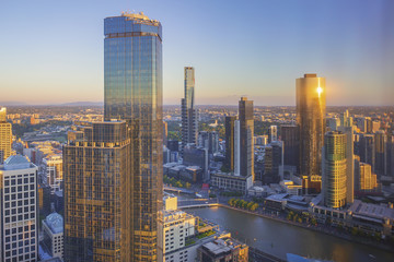 Naklejka premium Widok z lotu ptaka na dramatyczny zachód słońca na panoramę miasta Melbourne