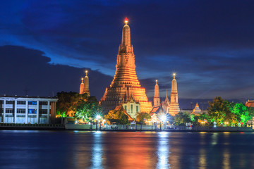 River side view of Wat Arun Ratchawararam Ratchawaramahawihan / Wat Arun Landmark of Thailand in Sunset time