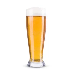 Papier Peint photo autocollant Bière Bière légère dans un verre sur fond blanc