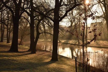 Curso del río al amanecer, Brujas (Bélgica)