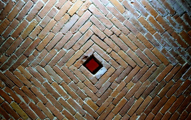Ceglane sklepienie z luftem - czerwień cegły, symetria i kwadrat