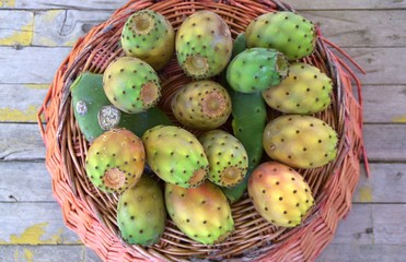 Fichi d'india su un cesto