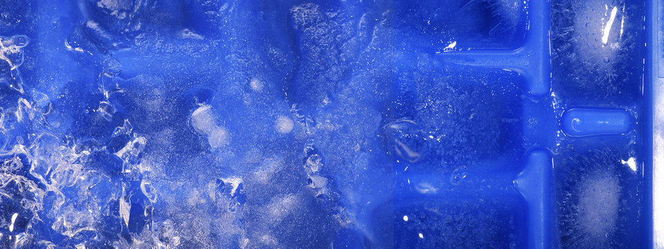 Blauer Eisbehälter