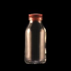 Milchflasche vor schwarzem Hintergrund isoliert