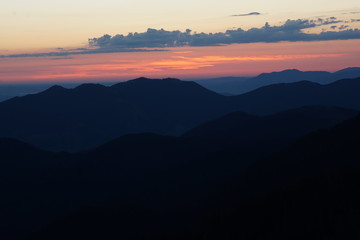 Fototapeta premium Sonnenaufgang in den Bergen