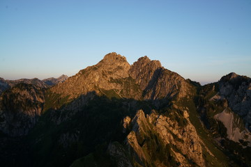 Fototapeta na wymiar Sonnenaufgang in den Bergen