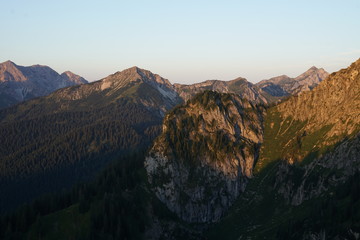 Sonnenaufgang in den Bergen