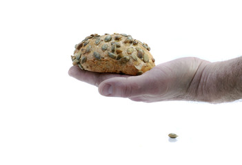 Kürbiskernbrötchen auf Handfläche