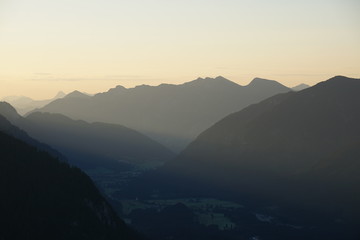 Fototapeta na wymiar Sonnenaufgang in den Bergen