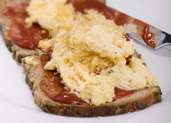 Rührei mit Brot