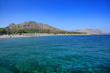 Przepiękna, czysta i błękitna woda morza Śródziemnego, wybrzeże, plaża, parasole, hotele. - obrazy, fototapety, plakaty