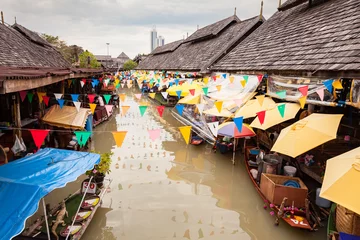 Zelfklevend Fotobehang Pattaya city floating open air market in the southeast asian country of Thailand. © Mcdonojj