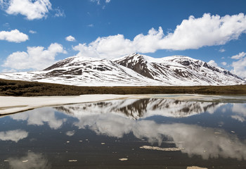 Fototapeta na wymiar Alpine mountains reflected in lake