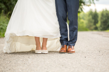 Braut und Br&auml;utigam in Hochzeitsschuhen