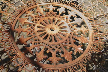 Alter rostiger, romantischer, Stuhl aus Metall, mit verspielten Ornamenten