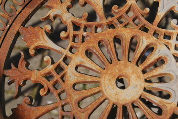 Alter rostiger, romantischer, Stuhl aus Metall, mit verspielten Ornamenten