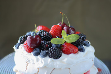 Pavlova cake with fresh berries