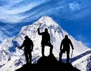 Foto op Aluminium mount Dhaulagiri and silhouette of group of climbers © Daniel Prudek