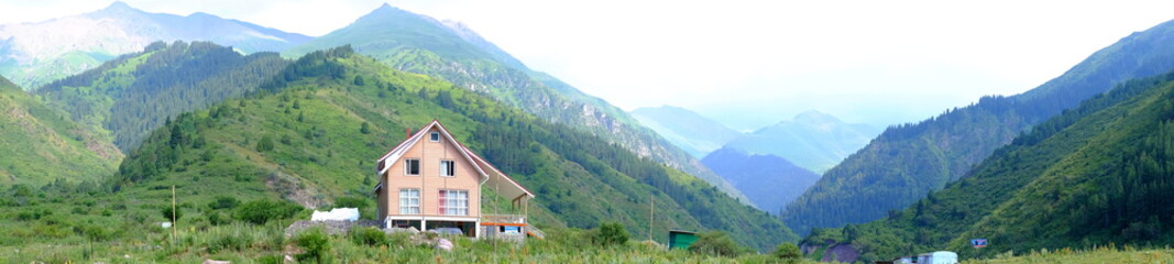 Fototapeta na wymiar Panorama mountain house