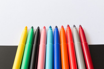 Pennarelli colorati su un tavolo