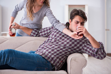 Obraz premium Drinking problem drunk husband man in a young family concept