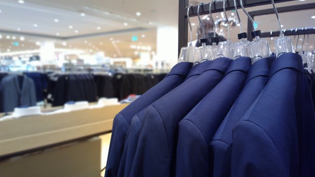 Einzelhandel - Kleiderstange mit Kleidungsst&uuml;cken