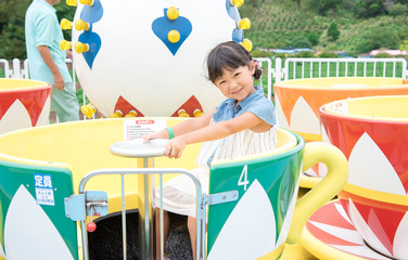 コーヒーカップに乗る女の子