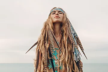 Model-Porträt im Freien. junge frau im boho-stil mit kopfschmuck aus federn © zolotareva_elina