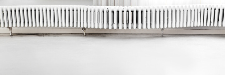 Heizkörper durch Frost und Frostschaden verbogen und zerstört, Textfreiraum