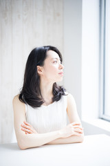 Naklejka premium 考え事をする女性 