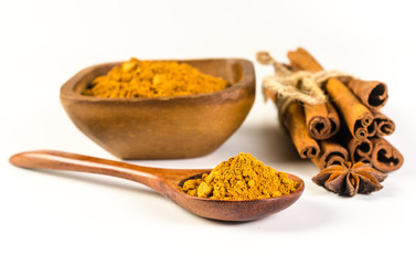 cinnamon powder and cinnamon sticks