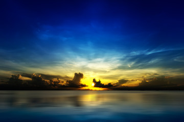Fototapeta na wymiar Sunset sky with cloud on the lake.