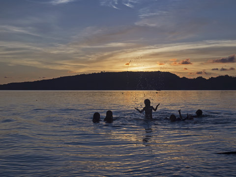 Kids play in the water, Kinder spielen im Wasser