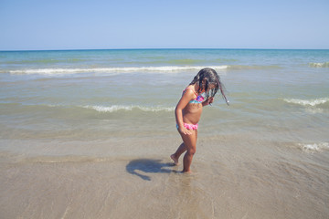 Fototapeta na wymiar Girl walking in the beach