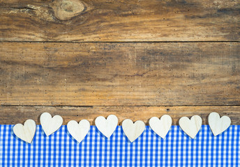 Viele Herzchen auf Stoff Blau Weiß Kariert und Holz Hintergrund mit Textfreiraum