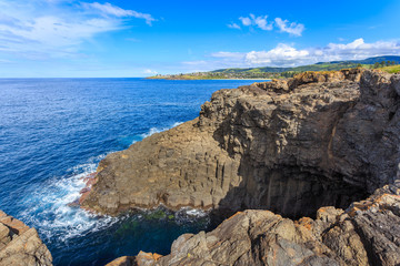 Fototapeta na wymiar Spectacular view of ocean cliff in the Gap Park on suny day, Watsons Bay, Sydney