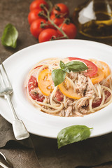 spaghetti with tuna and tomatoes