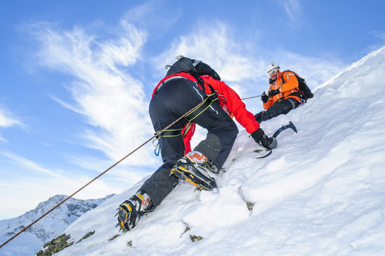 Seilschaft im steilen verschneiten Gel&auml;nde