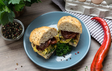 Sandwich with egg and dried tomatoes