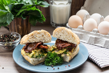 Sandwich with egg and dried tomatoes