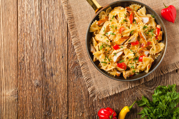 Pasta farfalle with chicken and paprika, in carbonara sauce.