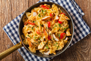Pasta farfalle with chicken and paprika, in carbonara sauce.