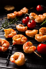 Fototapete Rund Grilled shrimp skewers. © gkrphoto